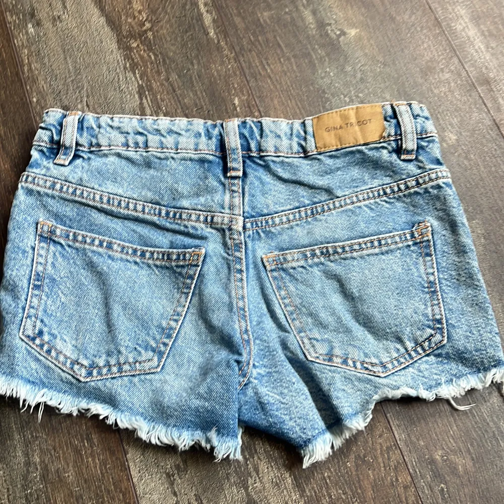 Jättefina jeans shorts från Gina i bra skick!. Shorts.