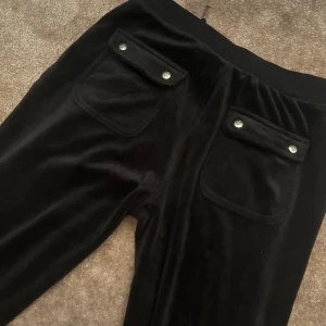 juicy couture byxor  - säljer dessa juicy byxor då det är för små! storlek 10-11 år i färg svart. pris kan diskuteras💕