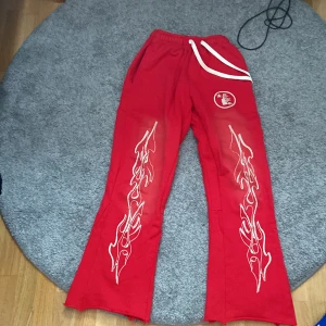 Hellstar byxor - Ett par feta hellstar byxor som nästan är helt oanvända. Skick 10/10. Har hoodien till sättet ute till försäljning.