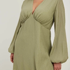 Grön klänning från NAKD  - Aldrig använd, för sent för mig att skicka tillbaka.