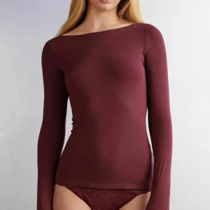 Intimissimi topp  - En röd intimissimi topp i storlek S. Den har aldrig använts och är alltså i nyskick! För att klargöra så att ingen köper denna med hopp om att det är Kashmir tröjan från intimissimi så är denna gjord av annat material:)