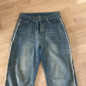 Jeans köpta från Shein - Ett par jeans, knappt använda från Shein. Storlek L men eftersom att det är asiatiska storlekar så passar det för de som har storlek S. Pris går att diskutera, vill bara bli av med de 🫶