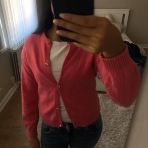 Rosa kofta med guld, hjärta knappar  - En rosa stickad kofta med guldiga knappar💖