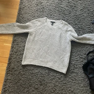 Stickad tröja  - Den är lite liten i storleken så skulle Säga att den passar mer xs