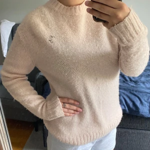 Rosa Acne Studios tröja🩷 - Säljer denna tröja som jag fick av mitt ex. Det är en herr-tröja i strl S, men jag som tjej har använt den 3 ggr. Kvitto på 3e bilden!🩷