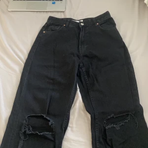 Svarta jeans från Bershka - säljer ett par svarta jeans från Bershka i storlek M. de är högmidjade och har hål i knäna.