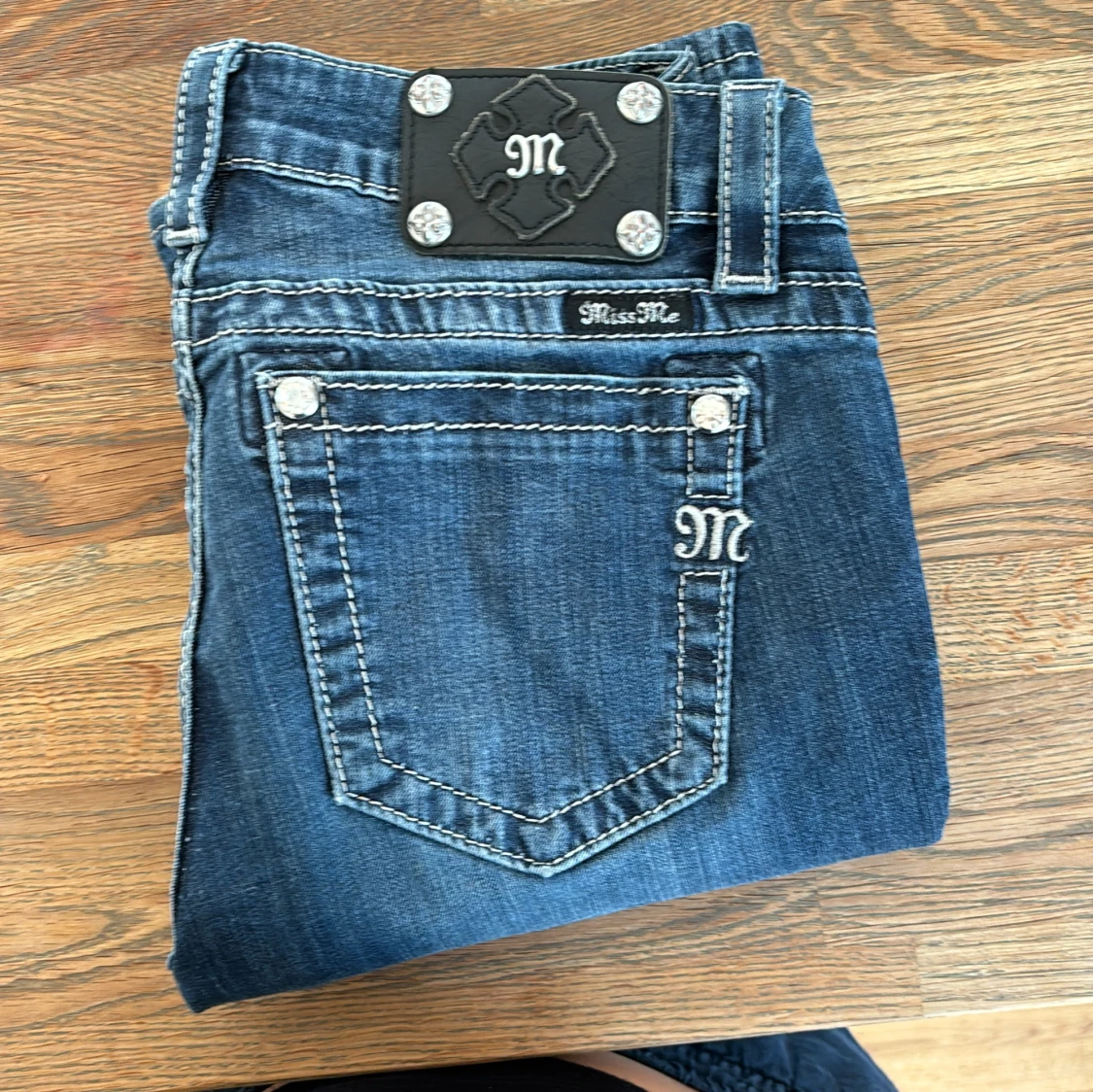 Blå bootcut jeans från Miss Me - 91