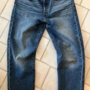 Säljer ett par klassiska blå 501 jeans från Levi's. W28 L 28