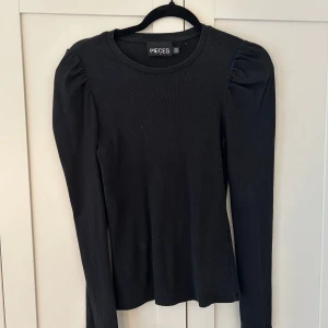 Blus - Säljer denna super söta svarta långärmad tröja. Då den inte kommer till användning tyvärr. Storlek M
