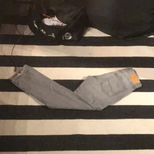 Jack and jones  - Hej,säljer ett par skit snygga jack and jones jeans. Realaxed chris. De kostar nya 800kr och är använda bara lite. Skick 9/10 