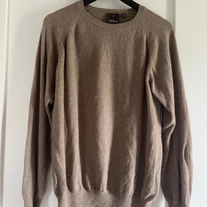 Oscar Jacobsson ull tröja - Oscar Jacobsson ull tröja 80% ull, 9/10 skick inga defekter eller skador  Storlek M sitter lite stort men passar runt 180  Nypris 1200kr  Pris 700kr
