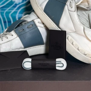 Valentino Opens - Valentino Opens i storlek 41, passar 42/43 skulle jag säga! Orginal box helt nya snören och allt annat og följs med vid köp! Skorna har touch up lagrats lite på färgen för att få dom vitare🙌