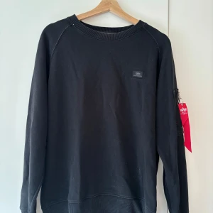 Alpha Industries Sweatshirt - Här säljer jag min Alpha Industries sweatshirt som är i storleken medium och inte längre kommer till användning. För fler frågor eller funderingar så är det bara att höra av dig så svarar jag så fort jag kan!