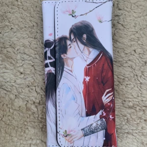 plånbok heaven officials blessing - plånbok med xie lian och hua cheng från heaven officials blessing på!! i nyskick, oanvänd.