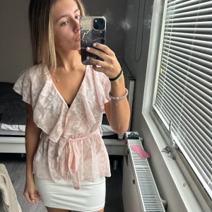  Supersöt blus  - Eftertraktad blus säljs pågrund av att den är för stor.  Älskar färgen och blusen men tyvärr kommer den inte till användning.  Skriv gärna vad ni hade velat betala för så jag sänker/ har kvar priset 