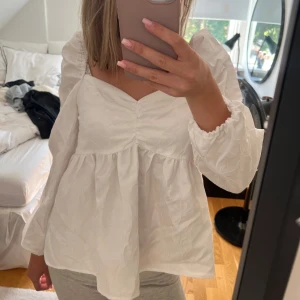 Blus med puffärmar  - Säljer min helt oanvända blus från Bikbok då jag inte hittat något tillfälle att använda den. Jätte söt och fin