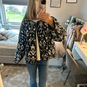 ZARA Jacka - Skitsnygg, slutsåld ZARA jacka perfekt nu till sensommar/höst. Jackan är i princip som ny, liten defekt på baksidan (se bild 5) som säkert är enkel att fixa.  STL S Nypris 559kr, säljes för 300kr