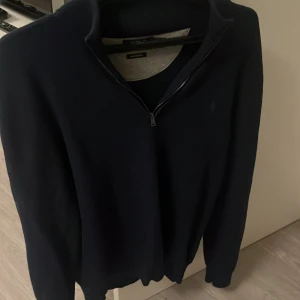 Polo Ralph lauren - halv zip - Blå tröja- Storlek M  Tygtröja med zip Bra skick, ingen skada Nypris 1999:- Johnells. Kvitto finns. 