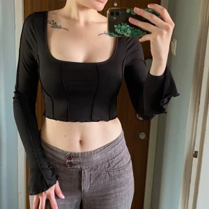 Tröja - Jättefin tröja, aldrig använd. Väldigt skön att ha på sig. Säljer även en i beige! (Sorry för extremt wack knut i ryggen hehe)