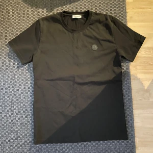 Moncler t shirt - Säljer nu den här tröjan som jag fick som present har använts 3-4 gånger. Riktigt skön sitter väldigt bra  size S men kan passa M också. Skick 9,5/10 som ny