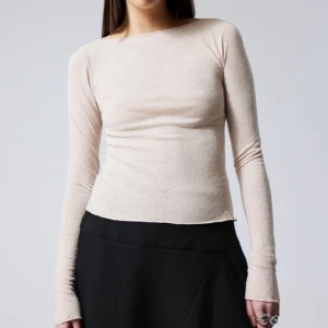 tröja - tröja i linneblandning från weekday, färgen ”Ecru” och ser mer ut som på den första bilden. knappt använd