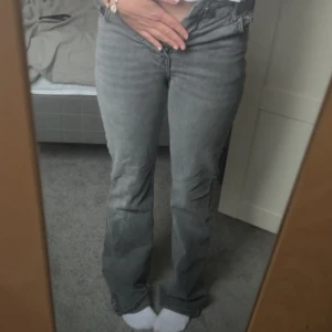 Gråa Low/mid waist bootcut jeans  - Grå bootcut jeans från Gina köpta för 499kr💕kontakta ifall de finns fråger!!💞