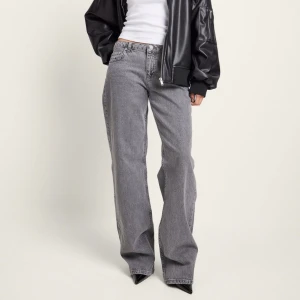 Nakd lågmidjade jeans  - Supersnygga populära jeans från nakd som är slutsålda i denna storlek. Säljer för vill ha en storlek större. Är 1,65 och de sitter bra på mig🙌 Orginalpris 699