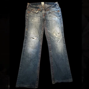 True religon jeans  - True religon Jeans W32. Ytterbenslängd: 101 cm. Hålen på knäna är igenlappade på insidan  för att de ska hålla bättre. Det finns en superliten fläck på högra knät. 