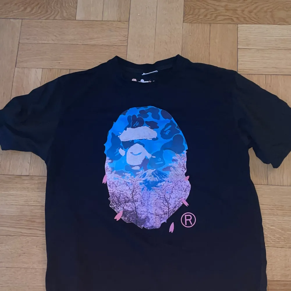 Fet bape t-shirt som nu säljs, köptes förra året men användes inte mycket⚡️⭐️🔥  Kom in med pris förslaget⚡️⚡️⚡️⚡️⚡️⚡️⚡️. T-shirts.