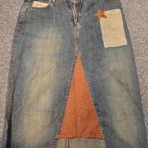 Denim kjol! - En mycket fin denimkjol som är i otroligt skick! Den är i storlek s-m och är knähöjd.  Skriv om det är något!