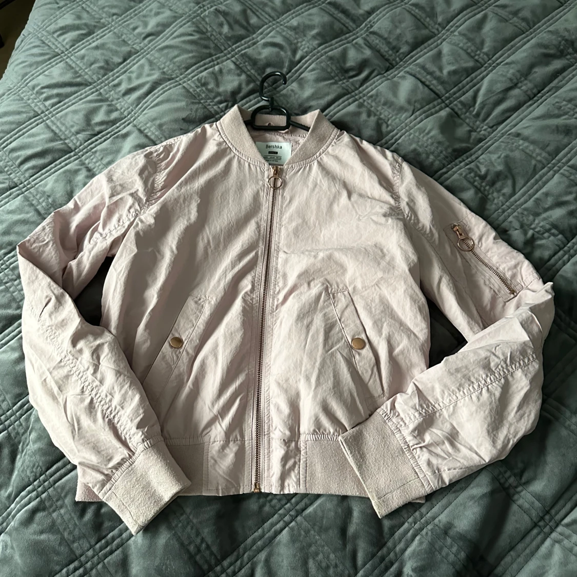 Beige bomberjacka från Bershka