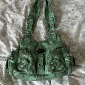 handväska  - en supertrendig väska i turkos/mint färg☺️ knappt använd så i toppskick!💞hör av dig om du har några frågor!