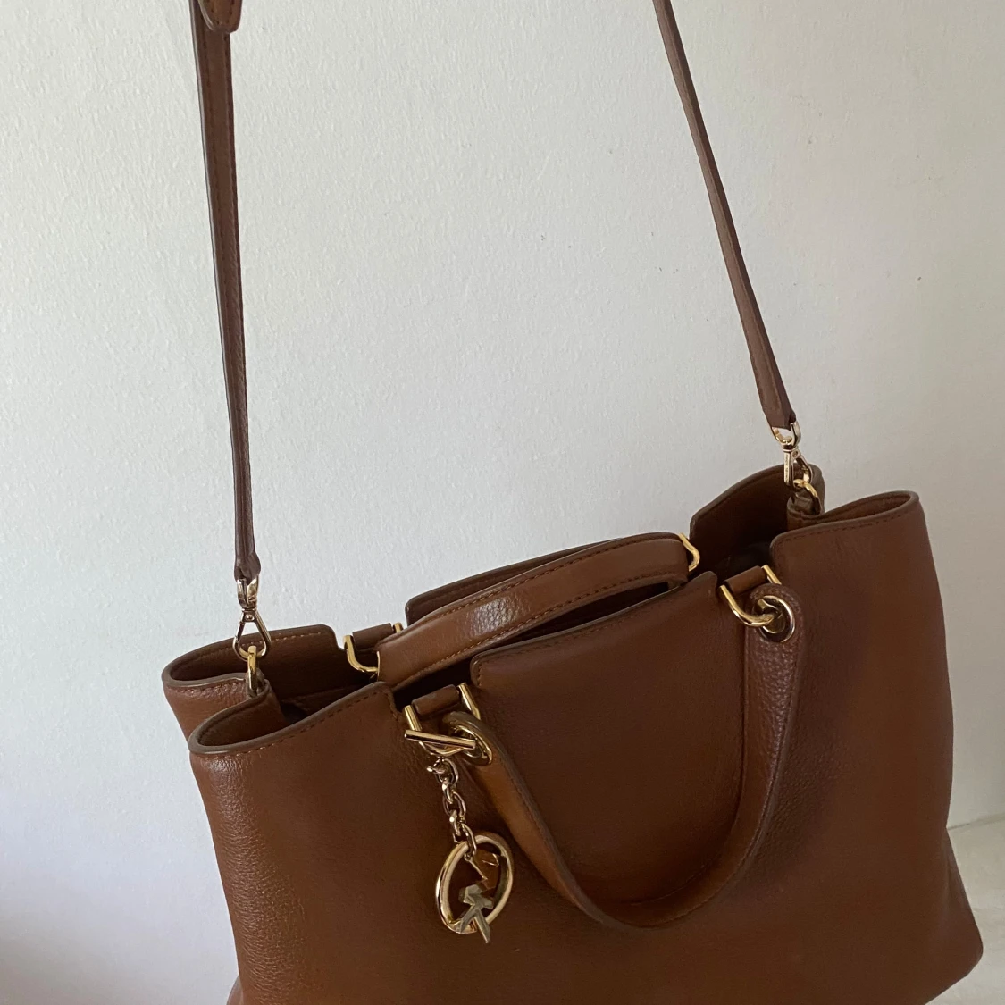 Brun skinnväska från Michael Kors - 90