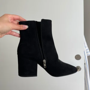 Snygga höstklackar 🍂  - Såååå fina klackar, perfekta nu till hösten! Svarta med dragkedja på insidan. Använda 2 gånger så är i princip som nya🤎🍂 