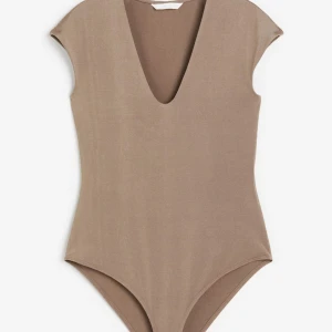 Brun/grå body  - Tryck inte på köp nu, säljer denna jättefina bodyn, säljer även en likadan i vitt! Skriv för fler bilder☺️helt slutsåld på hemsidan! Frakt:45kr❣️