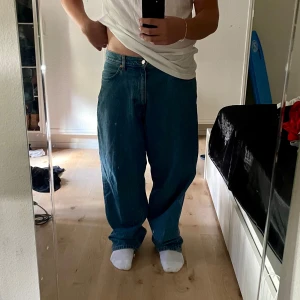 90s Blue Weekday Galaxy - Säljer mina  snygga oanvända Weekday Galaxy jeans i ”90s Blue” färg, köpta för 600kr på Weekday i Lund.  Är öppen för prisförslag!