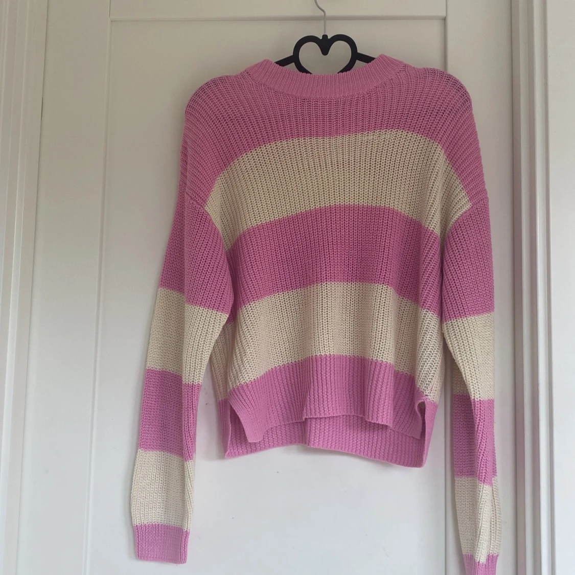En rosa sticket tröja 