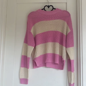 En rosa sticket tröja  - Den passar inte mig då bra, använt 1-2 gånger, str 158-164