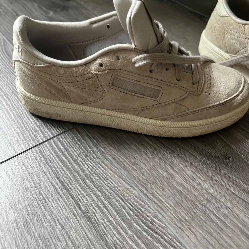 Reebok classic skor stl 36. Normal i storleken. Beige.  Endast använda några gånger. . Skor.