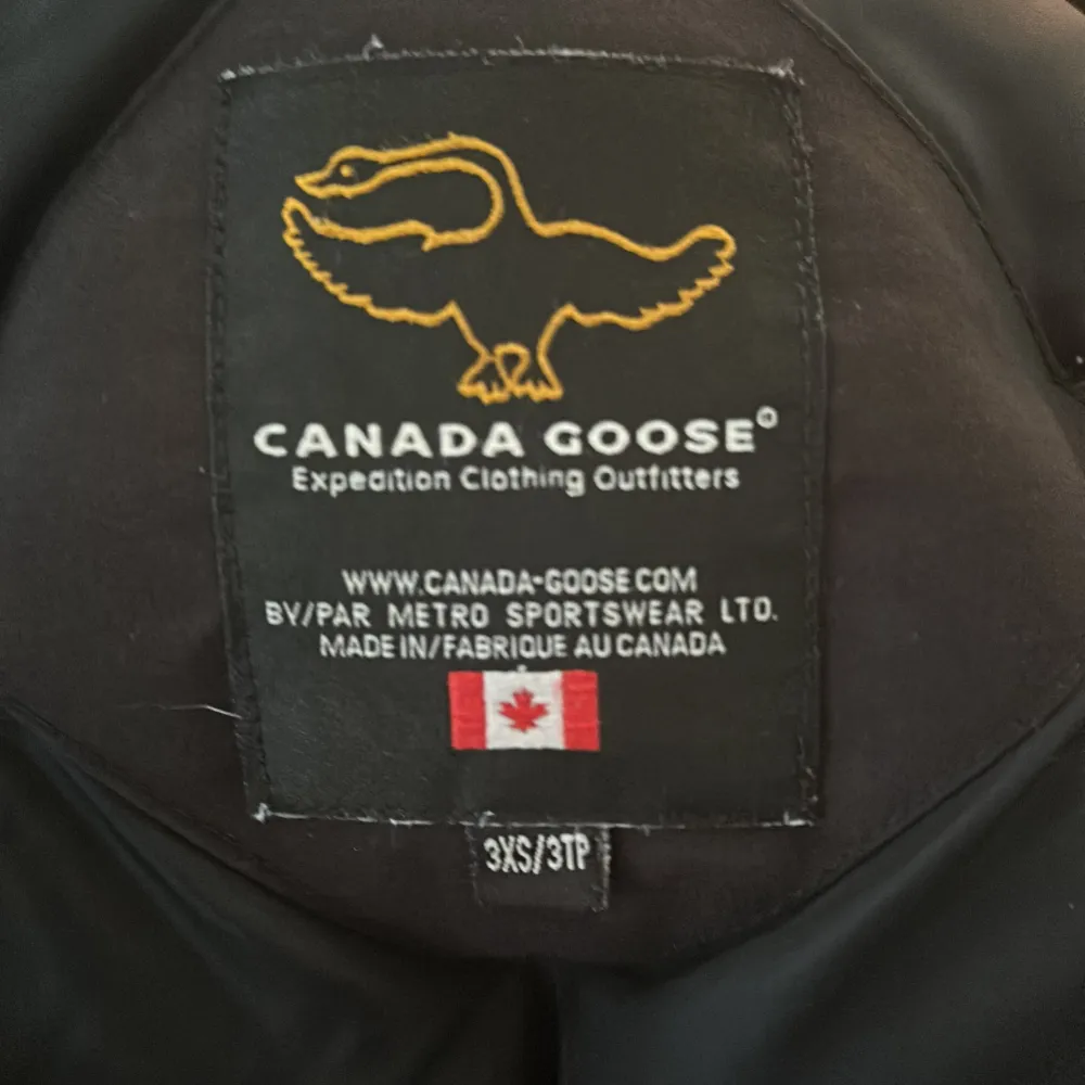 Vill sälja min canada goose jacka då jag haft den ett tag och bara hänger i förådet den är äkta köpt för 3 år sen  priset går att diskuteras  Skick 7/10. Jackor.