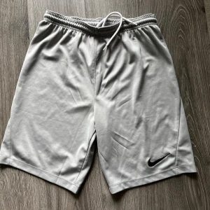 Nike shorts stl 148-158cm - Nike shorts stl 148-158 cm. Sjortsen är i bra skick. 