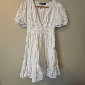 Vit zara klänning  - Fin vit zara klänning Storlek S💕  Ny skick!  Varan är aldrig använd men prislappen är borta, finns inga defekter. Skriv för mer bilder eller frågor!.. Pris kan diskuteras  