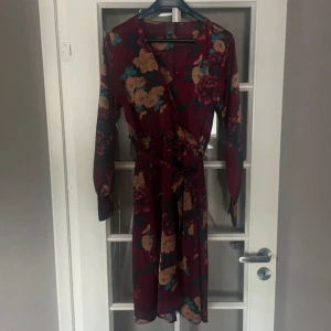 Klänning  - Klänning från ICHI använd fåtal gånger 