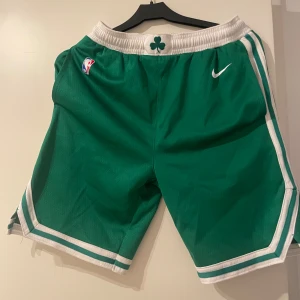 Celtics Shorts Basket - Äkta❗️ Står M men passar M, S och XS jätte bra. Säljer för de inte är min stil och de inte använts sedan förra sommaren. Köpt för 750 på Zalando