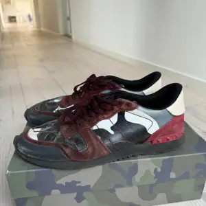 Valentino Rockrunners i storlek 44,5. Lite färgsläpp runtom men i övrigt bra skick. Kommer med box och extra skosnören. Hör av dig för fler bilder :)  Bättre pris för dessa med box osv finns inte. 