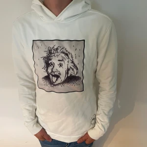 Limitato hoodie - Tjenare, Säljer min limitato hoodie i storlek L. Skick 8/10. Modellen är 175cm och väger 65kg