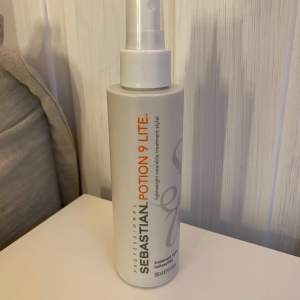 Säljer nu denna nya och oöppnade lightweight wearable-treatment styler 150 ml från Sebastian professional. Köpt för 398kr på Lyko, men säljer då jag inte har någon användning för den💕