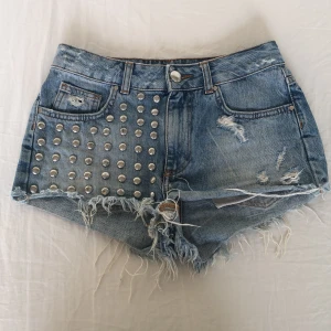 Jeanshorts med nitar - Säljer dessa skit snygga jeanshorts med nitar😍,som tyvärr inte passar mig längre. Det är i väldigt bra skick men har änvänts flera gånger!