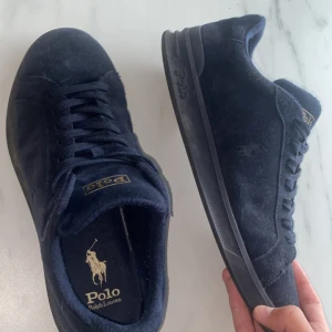 Polo Ralph lauren skor  - Säljer polo Ralph lauren skor i mocka. Pvg av att dem inte kommer till användning  Skorna är i ny skick!
