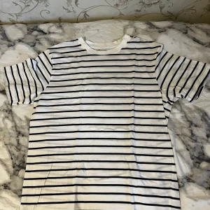 Randig t-shirt  - Bra material och kvalitet